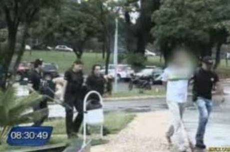 Suspeitos foram presos na manhã desta sexta-feira em Brasília e em Goiânia - Reprodução / TV Record Brasília 