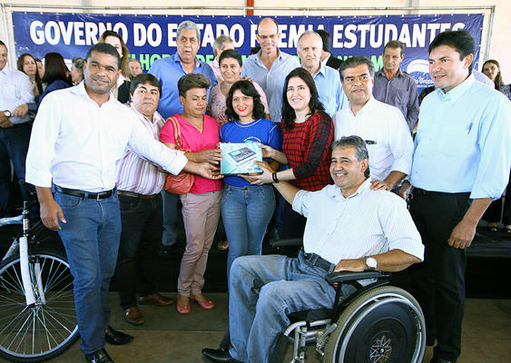 Tablets para primeiro e segundo colocados e ainda uma bicicleta para o terceiro melhor aluno foram entregues pelo governador André Puccinelli. (Foto Edemir Rodrigues)