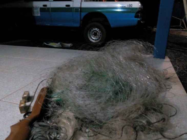 PMA desmonta acampamento e apreende arma de caça