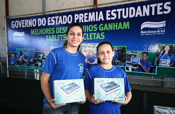 As alunas da rede estadual de ensino do município de Amambai, mãe e filha, Vivian Nardes, de 32 anos e Isabella Nardes, de 10 anos. (Foto Edemir Rodrigues)