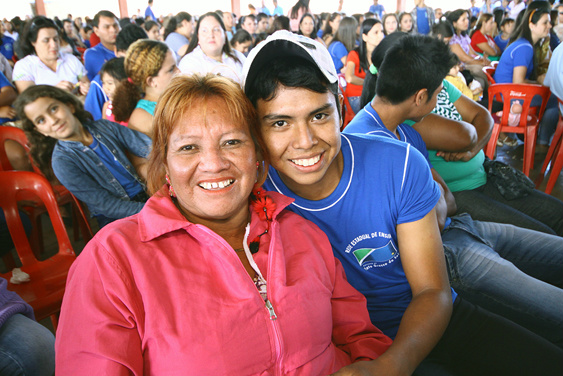 Anderson Martins, de 16 anos, e sua mãe, Aparecida Lopes. (Foto Edemir Rodrigues)