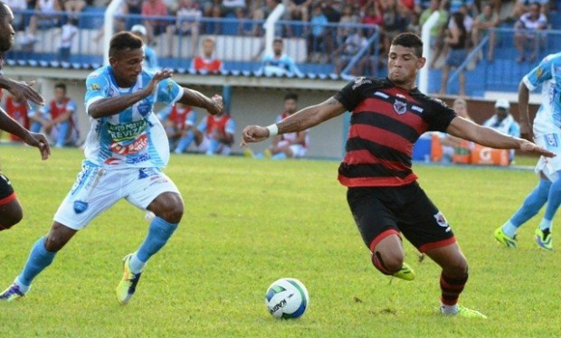 Águia Negra vence Ivinhema no Saraivão e afasta crise Ivinhema perdeu diante da torcida no saraivão. (Foto: Ivinoticias)