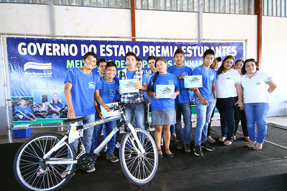 A iniciativa do governo do Estado em premiar os melhores alunos tem servido de referência para outros municípios, como é o caso de Amambai. (Foto Edemir Rodrigues)