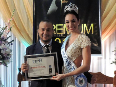 Unippe premia professor Ailton como vereador com maior confiança da população Vereador Ailton com a Miss Umuarama, Ana Paula Silva, no evento da Unippe.