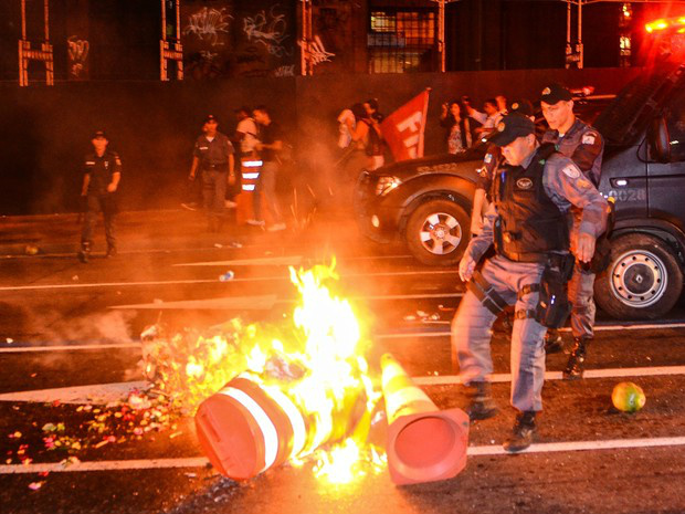 Manifestantes queimaram cones de sinalização durante protesto contra o aumento da passagem de ônibus no Rio (Foto: Marcelo Fonseca/Brazil Photo Press/ Estadão Conteúdo)