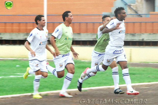 Em jogo de quatro gols e expulsões, Ubiratan e Corumbaense empatam no Douradão Oliveira comemora gol de empate do Ubiratan em jogo cheio de emoção no Estádio Douradão (Foto: Gazeta MS)