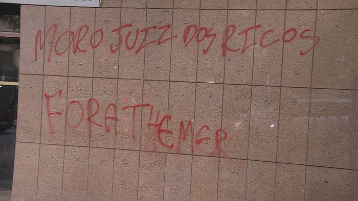 Pichação no prédio do MP critica Moro e Temer (Foto: Reprodução/TV Globo)