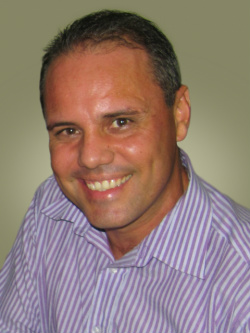 O escritor e poeta amambaiense, residente em Dourados há dez anos, Rogério Fernandes.