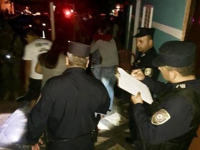 Vítimas de chacina na fronteira levaram de 4 a 14 tiros de pistola e fuzil Policiais paraguaios no local onde seis pessoas foram executadas, em Pedro Juan Caballero (Foto: Porã News)