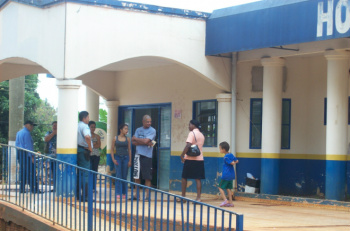 Familiares de vítimas aguardavam notícias de parentes em frente ao hospital Santa Luzia, em Aral Moreira (Foto: Renan Nucci)