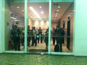 Com medo, trabalhadores se refugiaram emagência bancária (Foto: Priscilla Souza/G1)