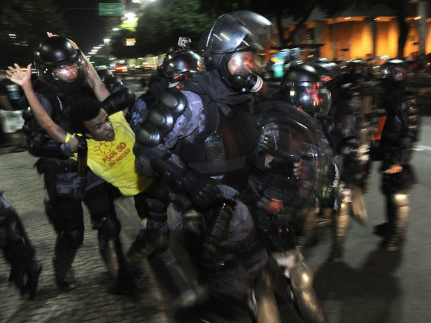 Manifestantes voltam a protestar contra tarifa de ônibus no Rio. Polícia usou spray de pimenta, bomba de efeito moral e foi atingida por cocos. (Foto: Fabio Teixeira/Folhapress)