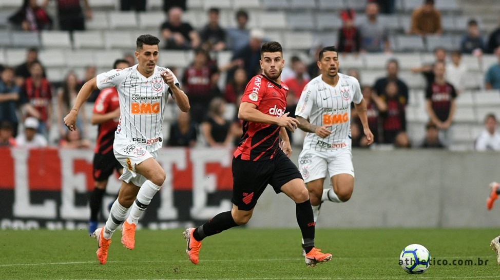 Fora de casa, Corinthians vence o Athletico-PR pelo brasileirão