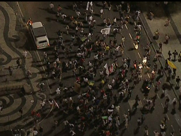 Manifestantes se reúnem no Centro do Rio (Foto: Reprodução/TV Globo)