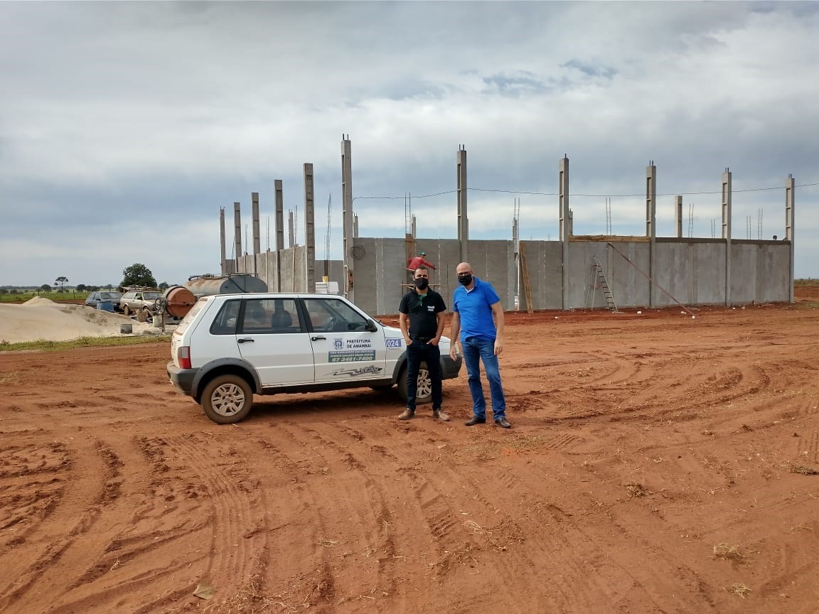 Vice-prefeito de Amambai visita empresários e busca novos investimentos Vice-prefeito Rodrigo Selhorst e o secretário Sérgio Felizarodo, durante as obras de construção de silos nas margens da rodovia Amambai/Juti / Foto: Divulgação