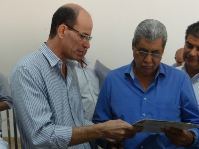 Prefeito e vereadores de Amambai fazem reivindicações ao governador de MS Prefeito Sérgio Barbosa faz entrega de reivindicações ao governador André PuccinelliFoto: Moreira Produções