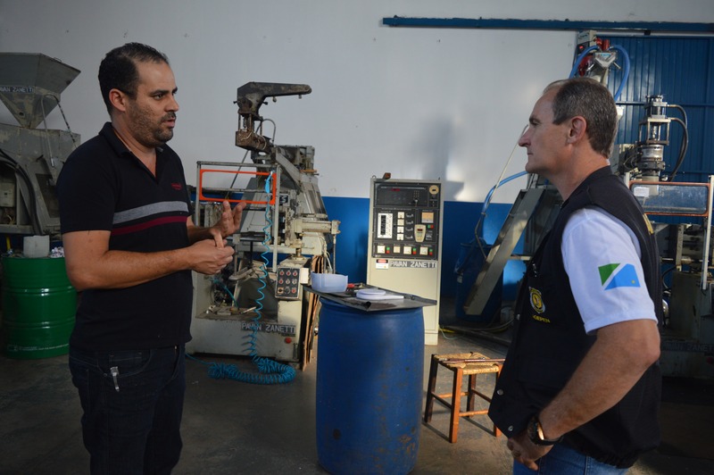 Parceria entre Agepen e empresa de embalagens oferece emprego a detentos Rafael, proprietário da Embrasil durante conversa com o diretor do presídio de regime semiaberto de Amambai, Vanderlei Hermann / Foto: Moreira Produções