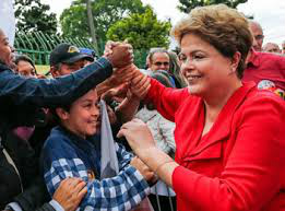 Dilma faz caminhada com militantes e promete ampliar número de creches