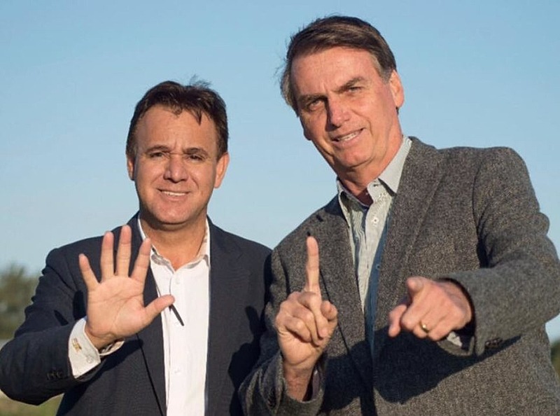 Bolsonaro fecha com Patriota para 2022; presidente já passou por oito partidos Adilson Barroso (à esq.), presidente do Patriotas, e o presidente Jair Bolsonaro: uma aliança que pode ser formalizada em breve, caso o chefe do Executivo confirme ida para partido - Divulgação/PEN
