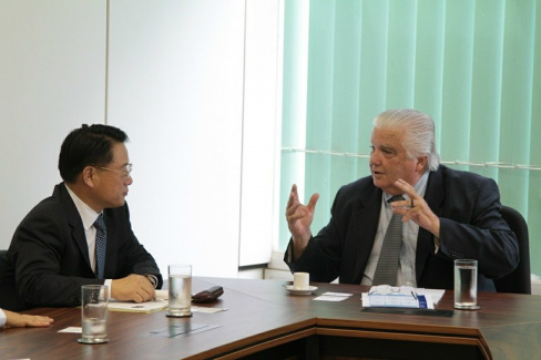 Ministro do MCTI (d) e diretor-geral da agência, Li Young (e), discutem parcerias