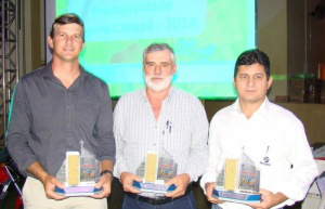 Os três colocados do ranking com a cultivar Foto: Embrapa