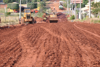 Diversas ruas de Amambai recebem pavimentação asfáltica As máquinas estão trabalhando a todo vapor na vila Manvailer.