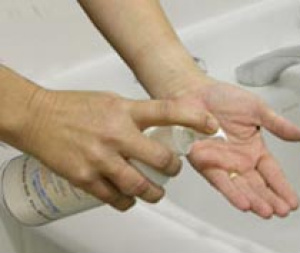 Álcool em gel será obrigatório em hospitais e clínicas para evitar propagação da superbactéria KPC Álcool em gel será obrigatório em hospitais e clínicas para evitar propagação da superbactéria KPC
