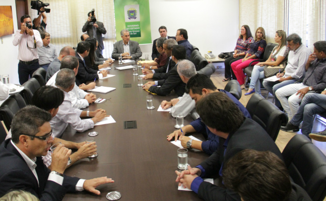 Governador discute investimentos em Amambai, Douradina e Coronel Sapucaia Governador reuniu prefeitos para debater as demandas locais de cada município Foto: Divulgação