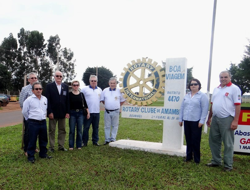 A recepção ao governador do Rotary foi no marco rotário.
