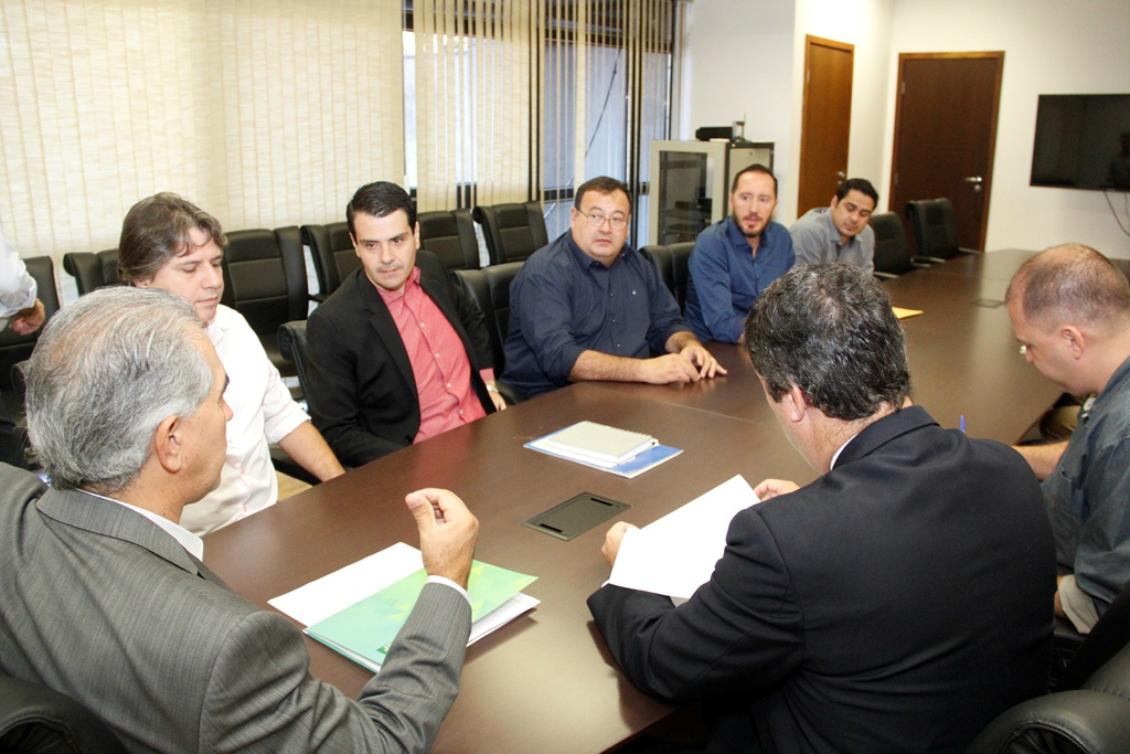 O prefeito de Amambai, Dr. Bandeira, também participou da reunião com o governador de MS, Reinaldo Azambuja, e  o presidente da Assomasul, prefeito de Bataguassu, Pedro Caravina. 