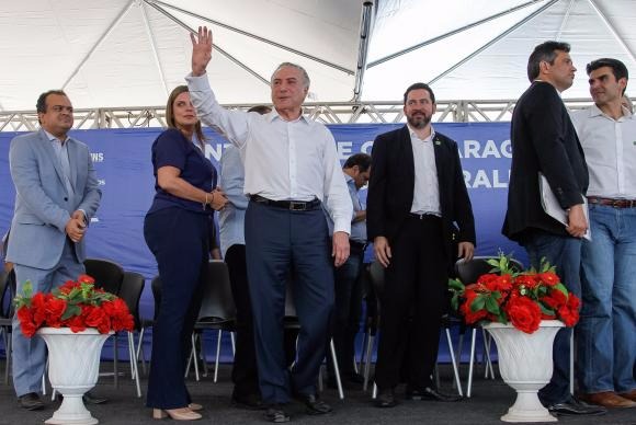 No Tocantins, Temer diz que Legislativo e Executivo devem governar juntos Cerimônia de assinatura da Ordem de Serviço de construção da ponte rodoviária sobre o Rio Araguaia