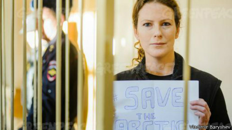 Foto divulgada pelo Greenpeace mostra Ana Paula Maciel presa na segunda-feira