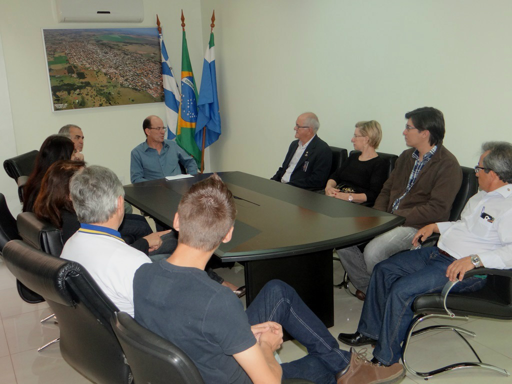 A comitiva de rotarianos conversou com o prefeito de Amambai, Sérgio Barbosa, e com o presidente da Câmara, vereador Jaime Bambil. 