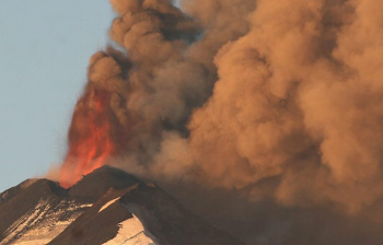 Erupção vulcânica alarma Chile e cinzas chegam à Argentina