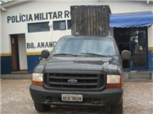 A droga estava escondida em um fundo falso da carroceria.