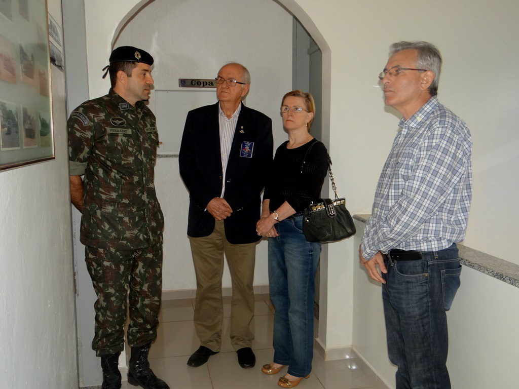 No exército, eles visitaram as instalações do 17ºRC Mec, conheceram as atividades realizadas e o museu da unidade.