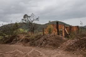 Primeiras 100 casas marcam nova fase das obras no distrito de Mariana Primeiras 100 casas marcam nova fase das obras no distrito de Mariana