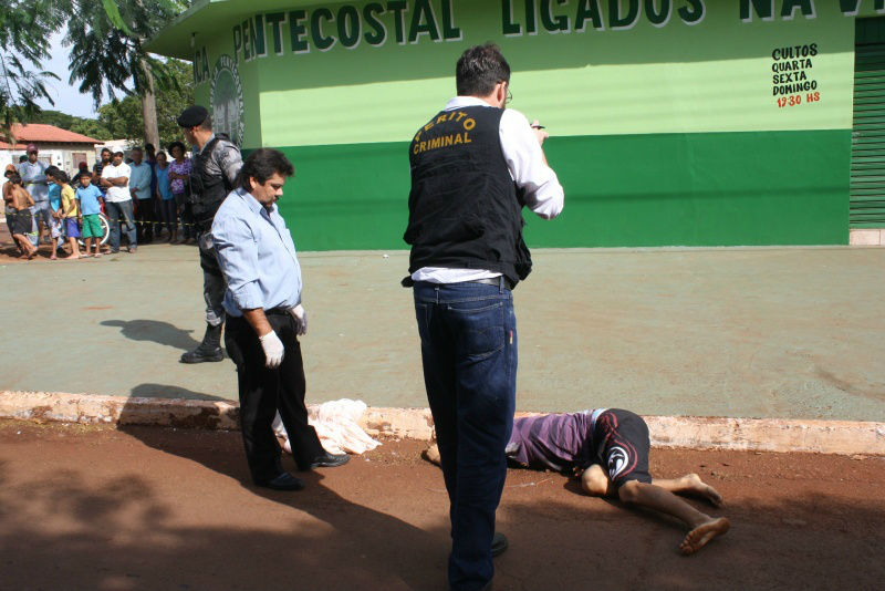 Adolescente recém-saído da Unei é morto com cinco facadas em Dourados O adolescente foi assassinado por dois jovens - fotos/Sidney Bronka
