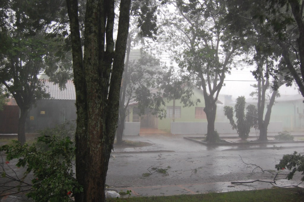 O temporal durou pouco mais de trinta minutos, ocasionando vários problemas.