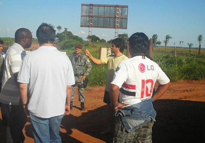 Presidente do Sindicato Ruralde, Márcio Morgatto,filma manifestantes com caneta 