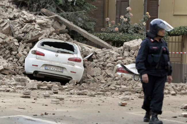 Terremoto mata seis e arrasa patrimônio histórico na Itália