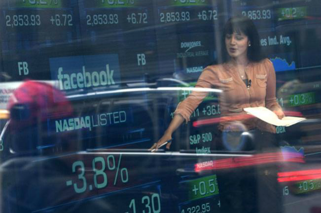 Facebook despenca na bolsa e IPO é investigado