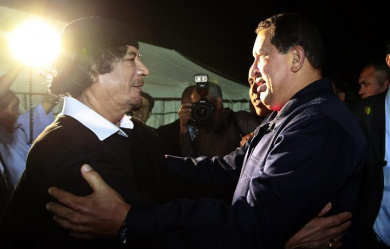 O presidente da Líbia, Muammar Khadafi recebe o presidente venezuelano Hugo Chávez.