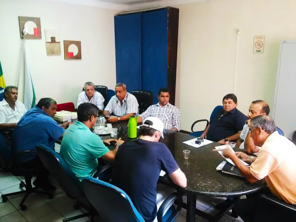 Prego inicia trabalhos no legislativo de Amambai com transparência Em reunião, o presidente da Câmara de Amambai Anilson Prego, entregou relatório de gastos aos vereadores.