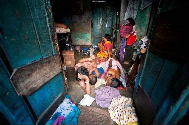 Família vivendo em assentamento informal em Sonagachi na Índia. Foto: ONU/Kibae Park