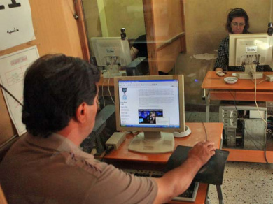 Iraquiano lê documentos publicados na página do Wikileaks, em Bagdá.