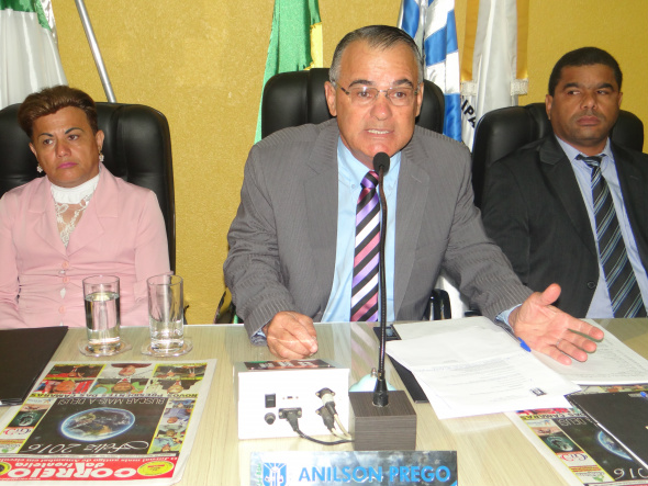 Vereadores de Amambai iniciaram trabalhos legislativos nessa segunda Vereador Anilson Prego entre os vereadores Ilzo Victor e NicolineFoto: Moreira Produções