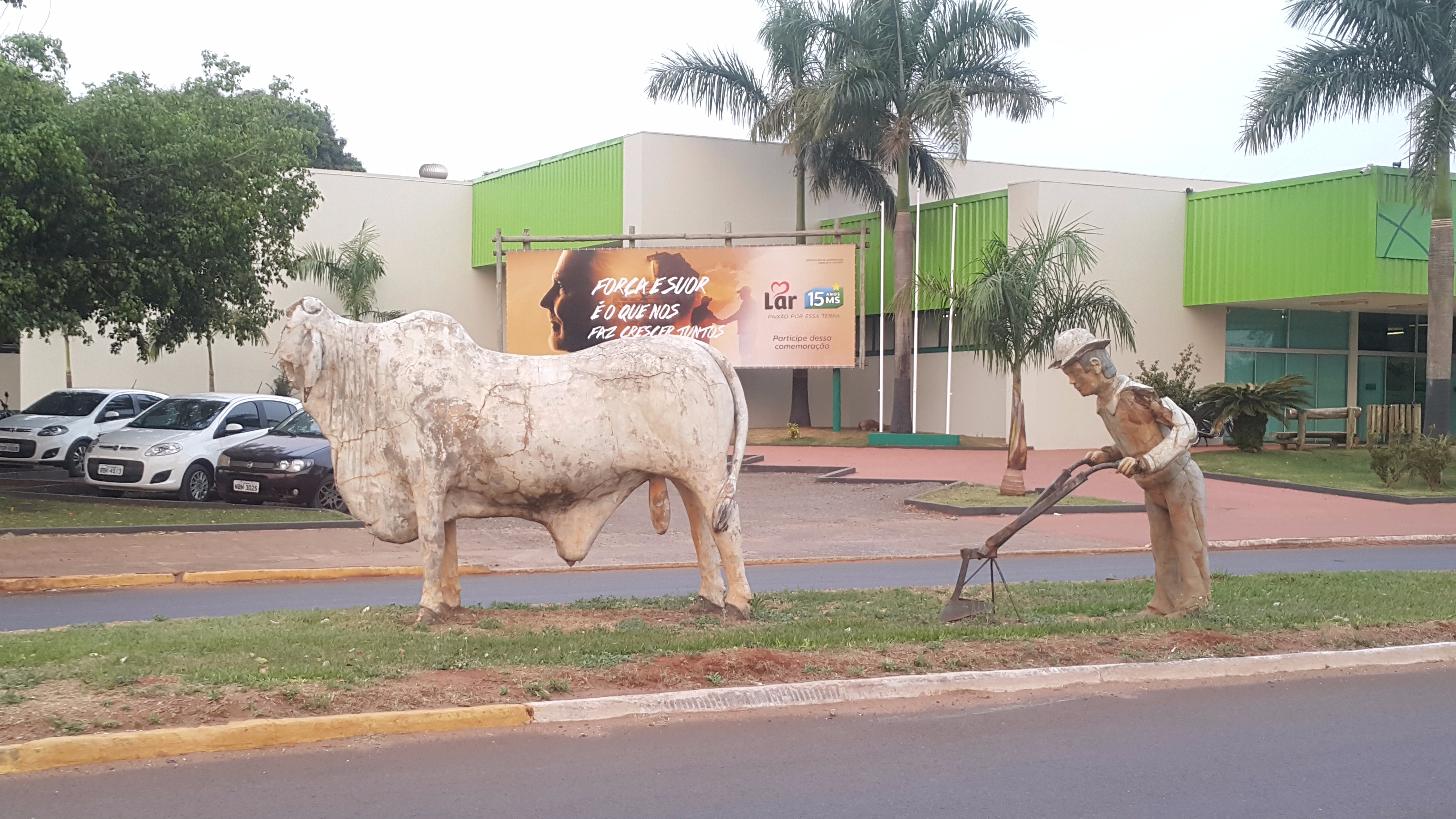 A estátua está localizada na avenida Pedro Manvailer, em frente a Cooperativa Lar / Foto: Moreira Produções