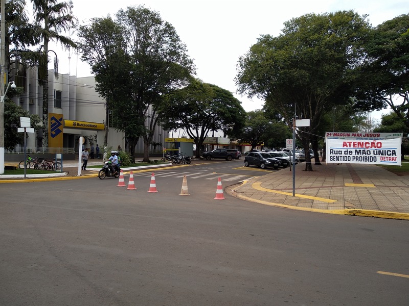 Detrat de Amambai transforma rua em frente ao Banco do Brasil em mão única Com a mudança, a outra via foi transformada em estacionamento. Foram criadas 22 vagas para carros e 30 para motocicletas.