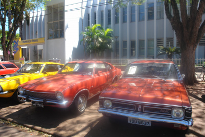 II Encontro do Carro Antigo de Amambai reúne cerca de 50 automóveis O encontro atraiu adultos e crianças na praça Cel. Valêncio de BrumFoto: Moreira Produções
